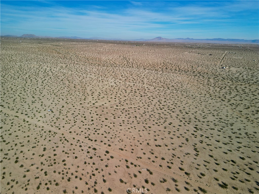 63305 Rainier Road Joshua Tree, CA 92252 - Photo 8 of 20 a bathroom with a shower