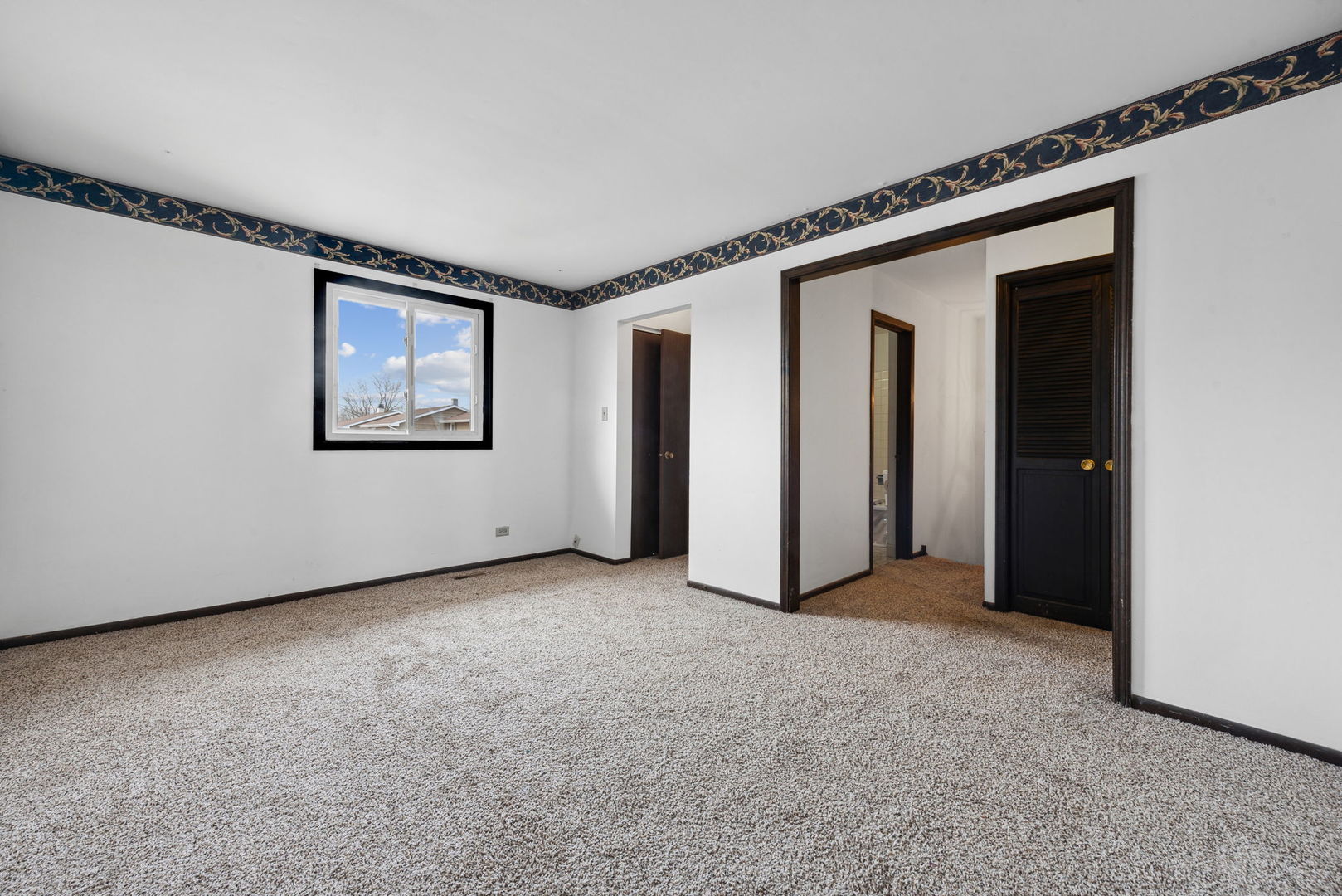 889 Heatherbrook Court Wheaton, IL 60189 - Photo 12 of 24 an empty room with windows
