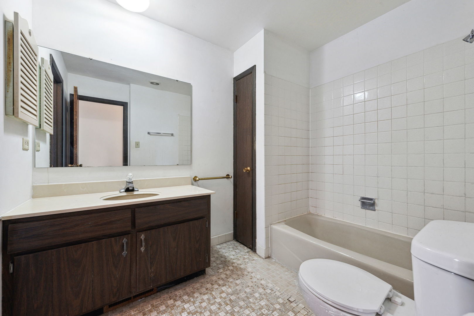 889 Heatherbrook Court Wheaton, IL 60189 - Photo 14 of 24 a bathroom with a toilet a bath tub a sink and mirror