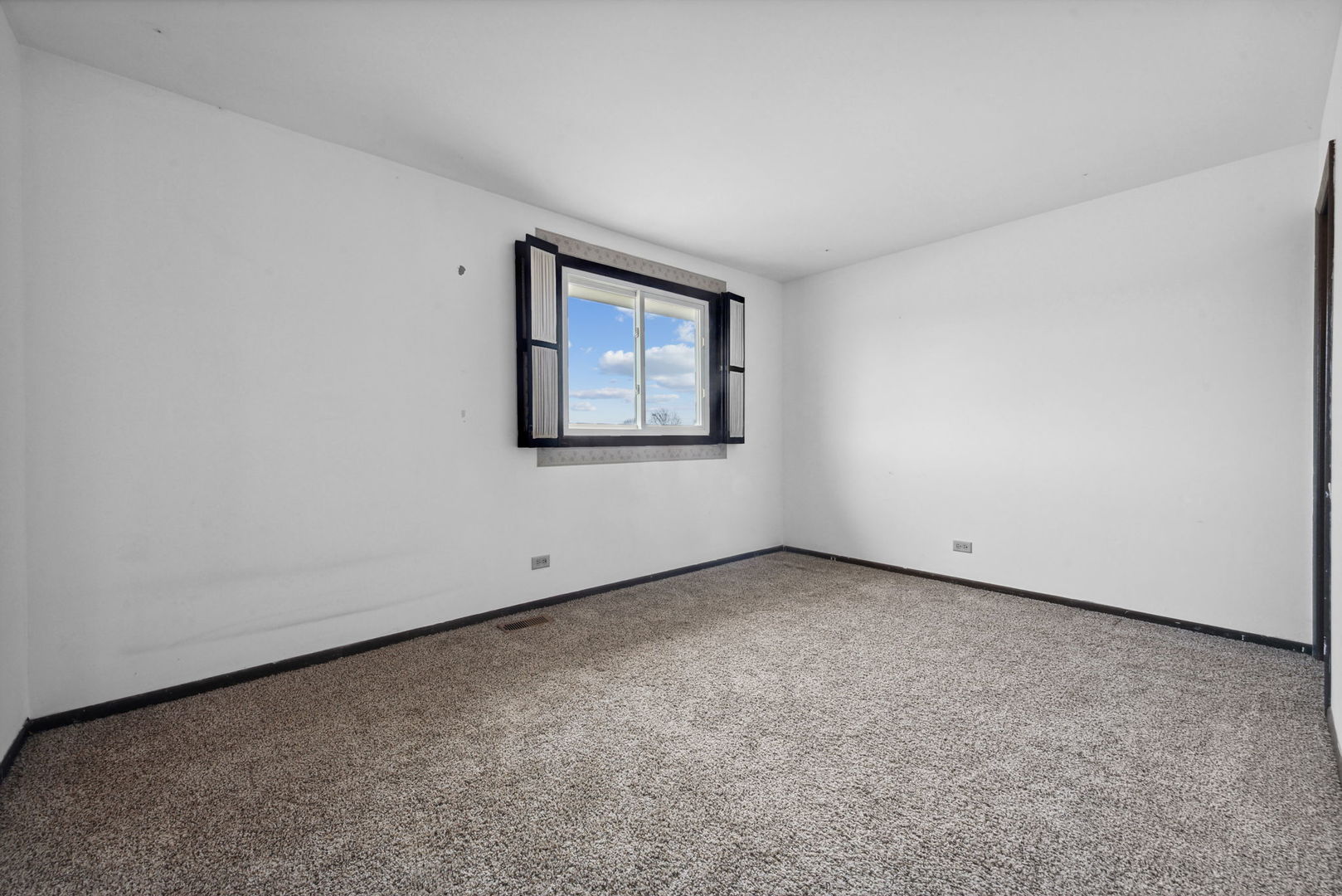 889 Heatherbrook Court Wheaton, IL 60189 - Photo 16 of 24 an empty room with a workbench