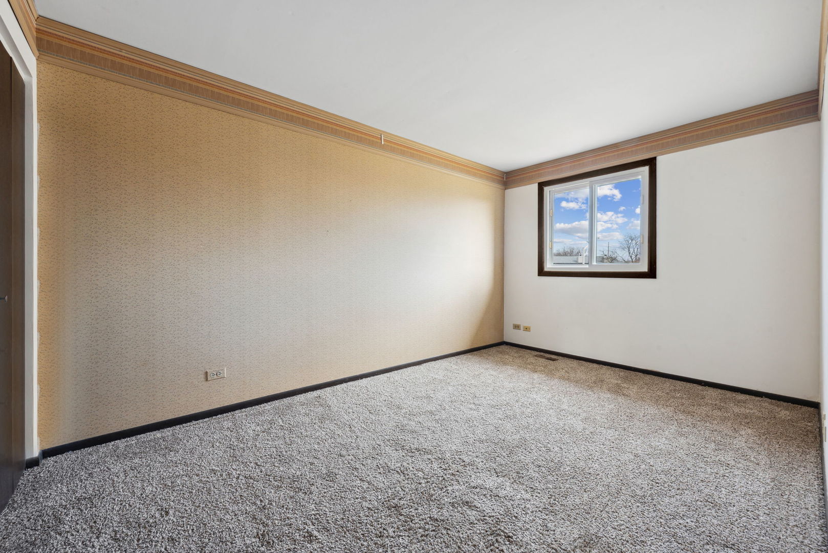 889 Heatherbrook Court Wheaton, IL 60189 - Photo 17 of 24 an empty room with windows