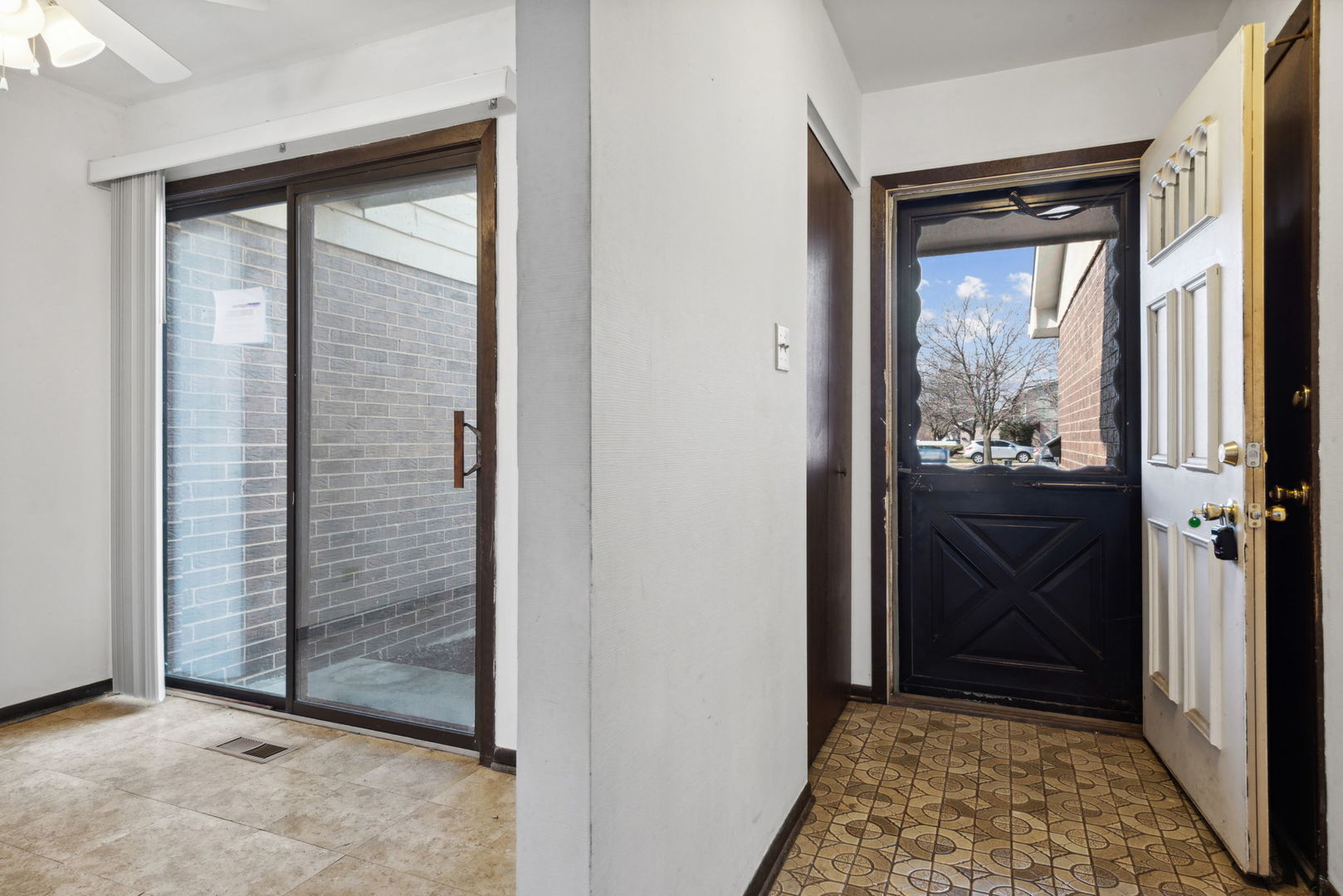 889 Heatherbrook Court Wheaton, IL 60189 - Photo 10 of 24 an entryway door with a glass door