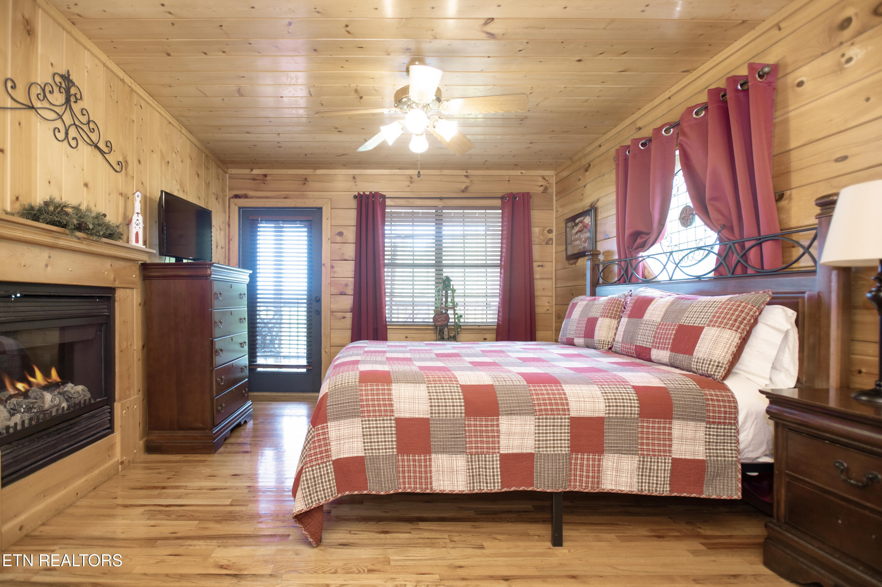 1543 Boo Boos Way Sevierville, TN 37862 - Photo 18 of 27 Primary Bedroom 3