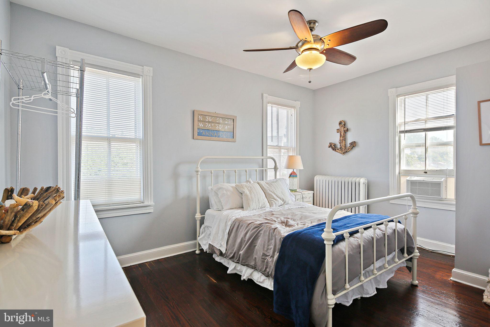 32 East Street Annapolis, MD 21401 - Photo 20 of 34 a bedroom with a bed and a window