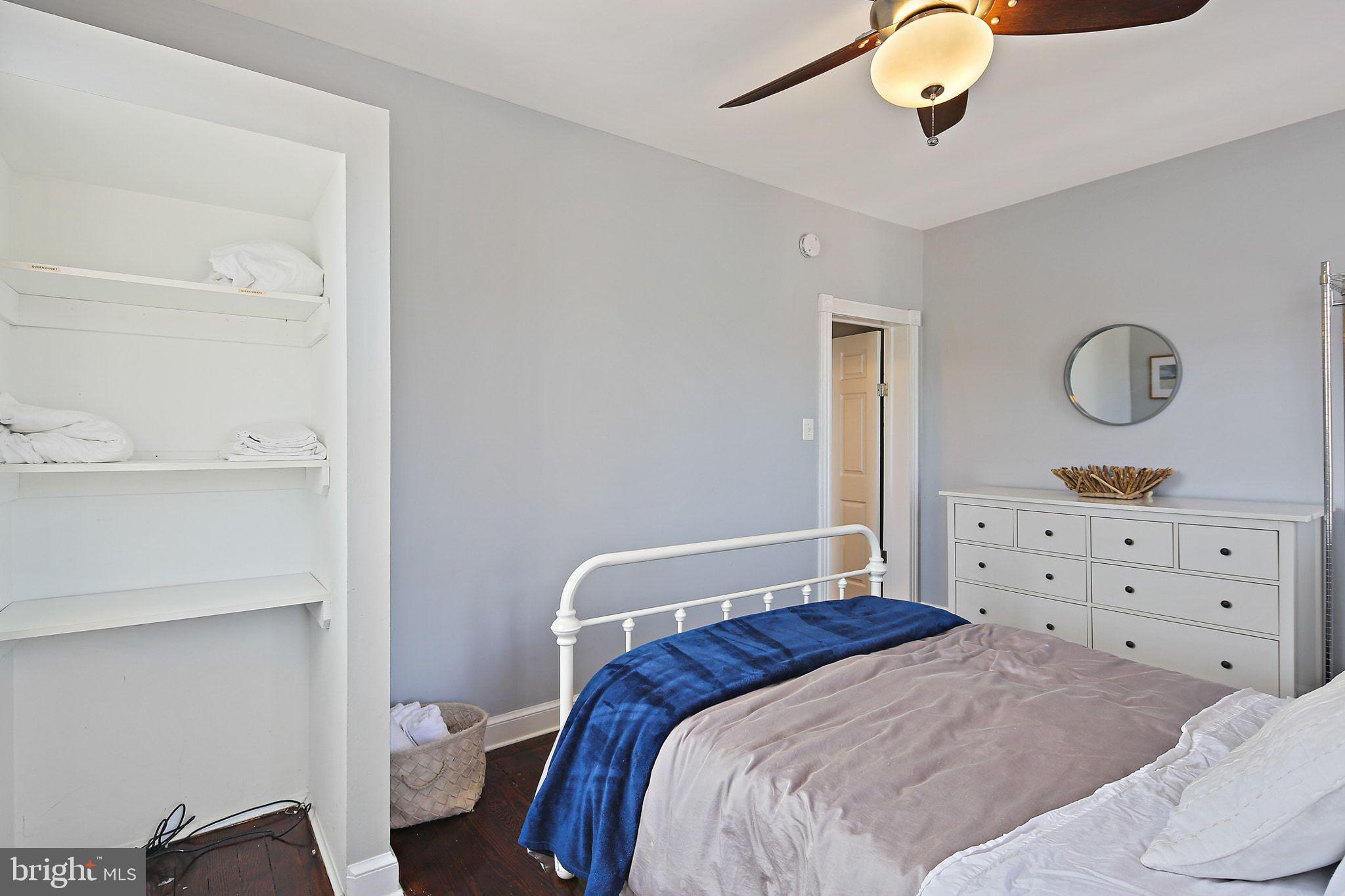 32 East Street Annapolis, MD 21401 - Photo 21 of 34 a bedroom with a bed and a dresser