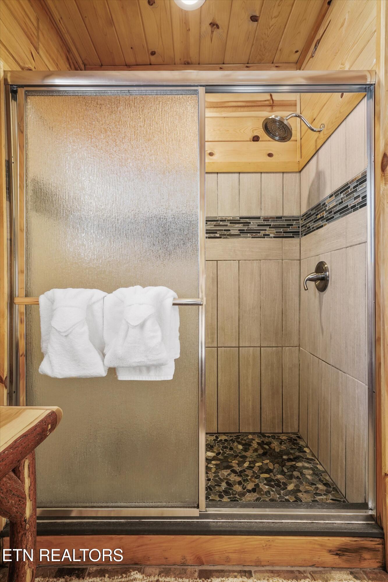 5236 Mathis Branch Road Gatlinburg, TN 37738 - Photo 15 of 50 Bathroom on Main Level