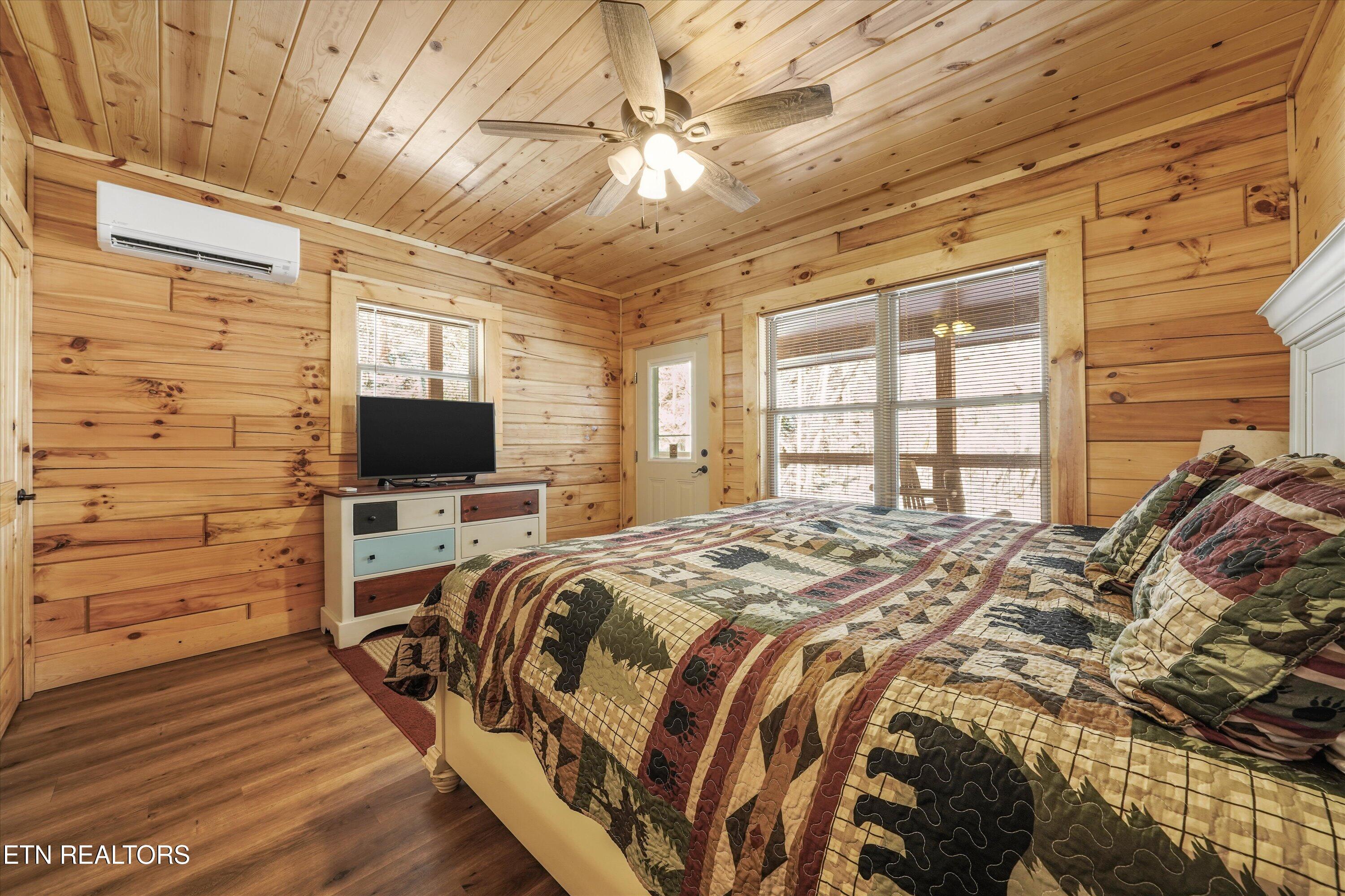 5236 Mathis Branch Road Gatlinburg, TN 37738 - Photo 20 of 50 Generous Primary Bedroom