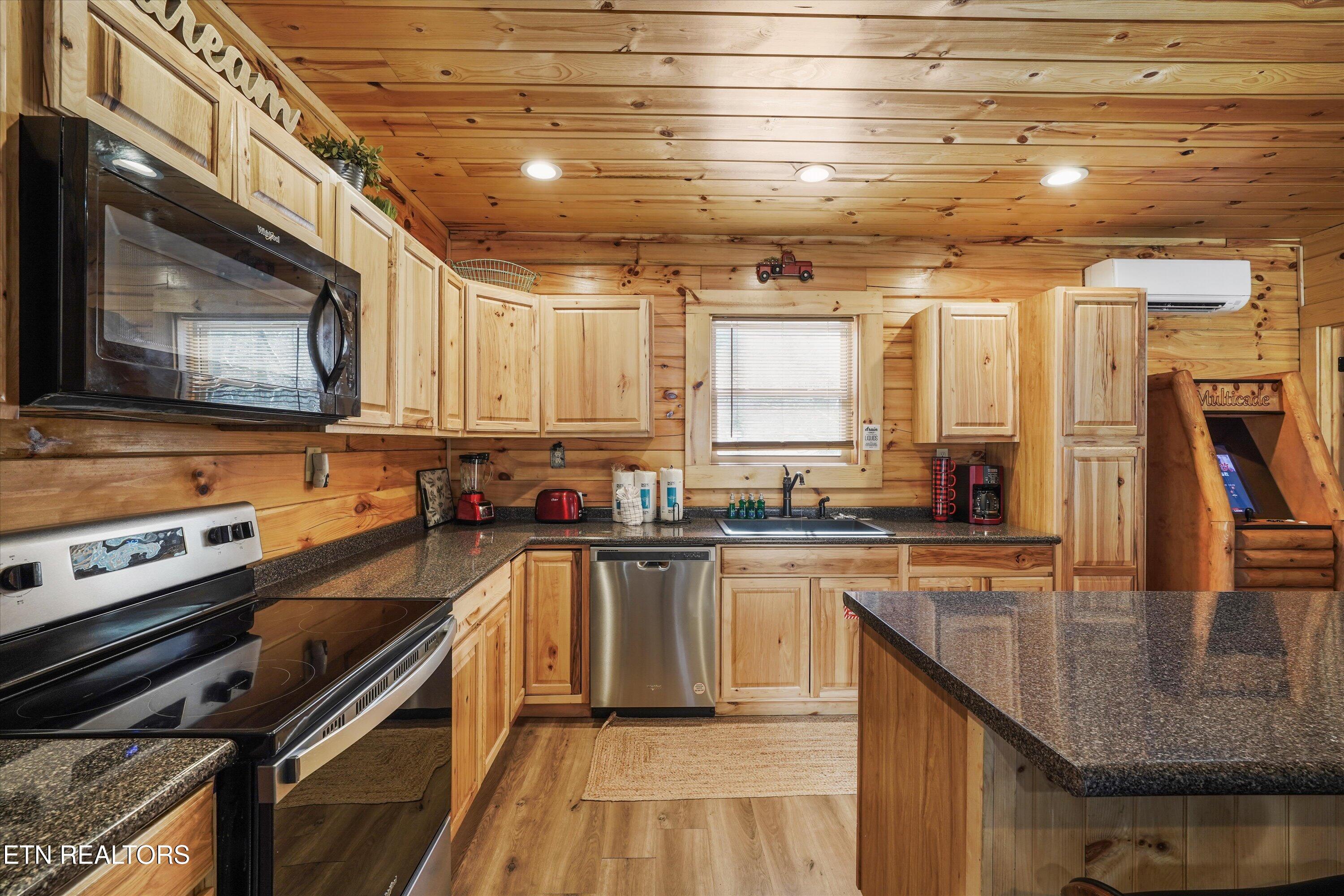 5236 Mathis Branch Road Gatlinburg, TN 37738 - Photo 4 of 50 Gourmet Kitchen