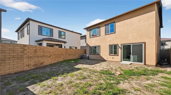 a view of a house with backyard