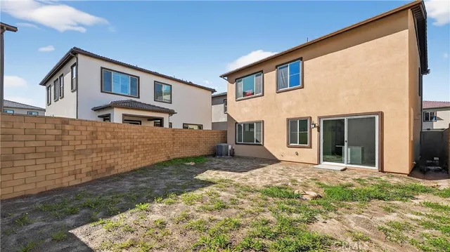 a view of a house with backyard