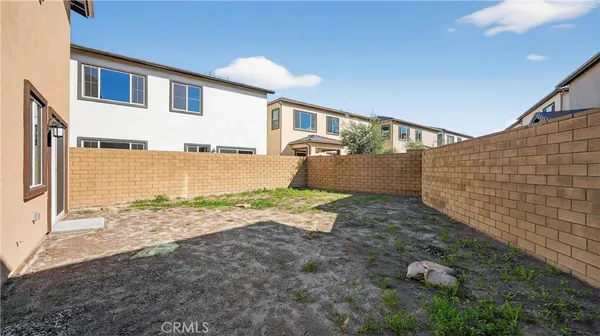 a view of a yard with a house
