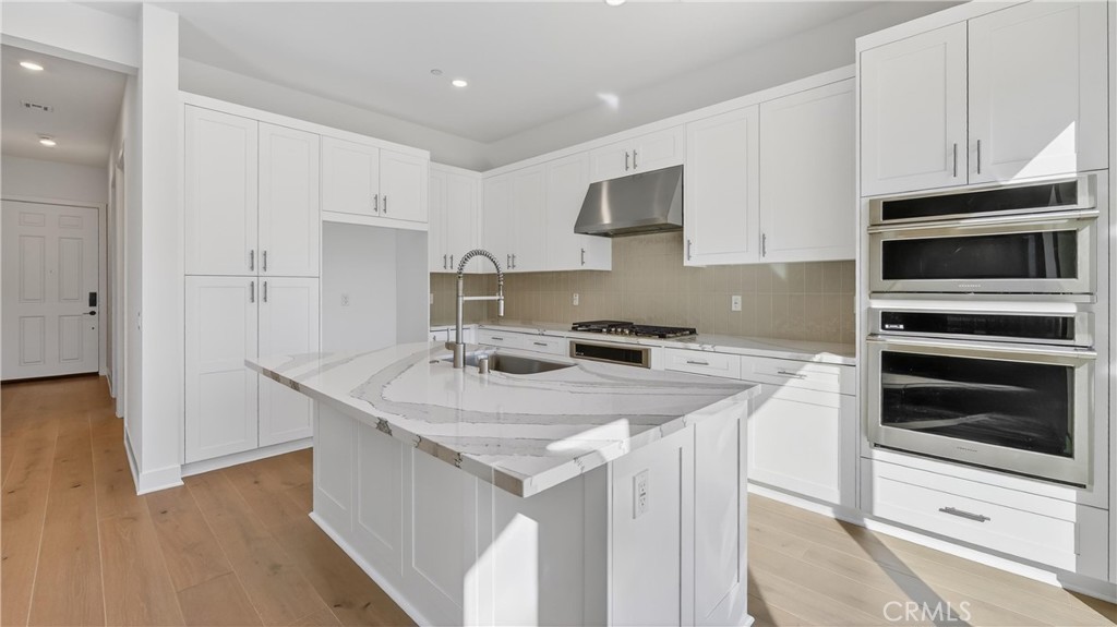 107 Pansy Irvine, CA 92618 - Photo 10 of 35 a kitchen with appliances a sink and cabinets
