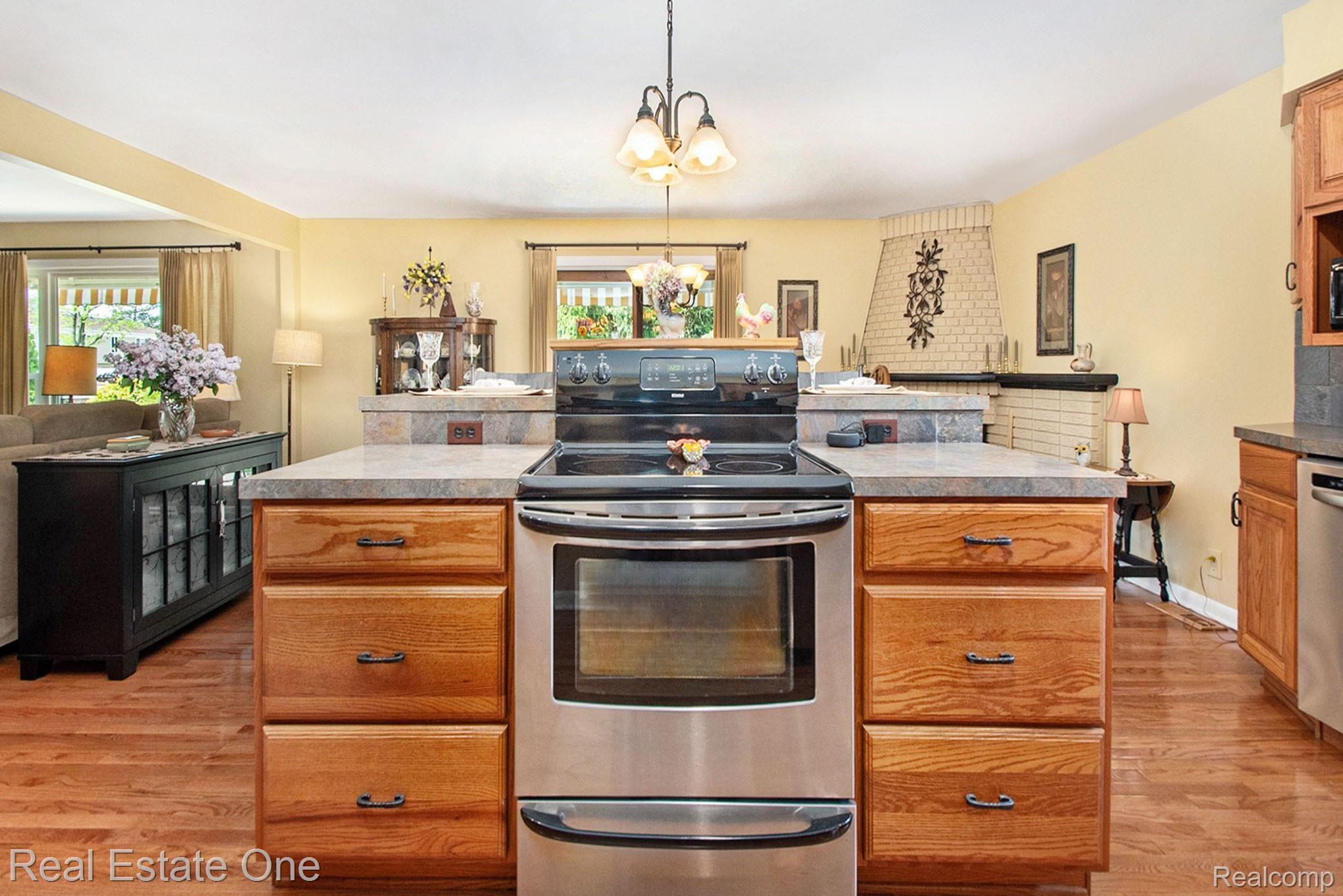 11198 Afton Road Southgate, MI 48195 - Photo 6 of 25 Island features counter seating