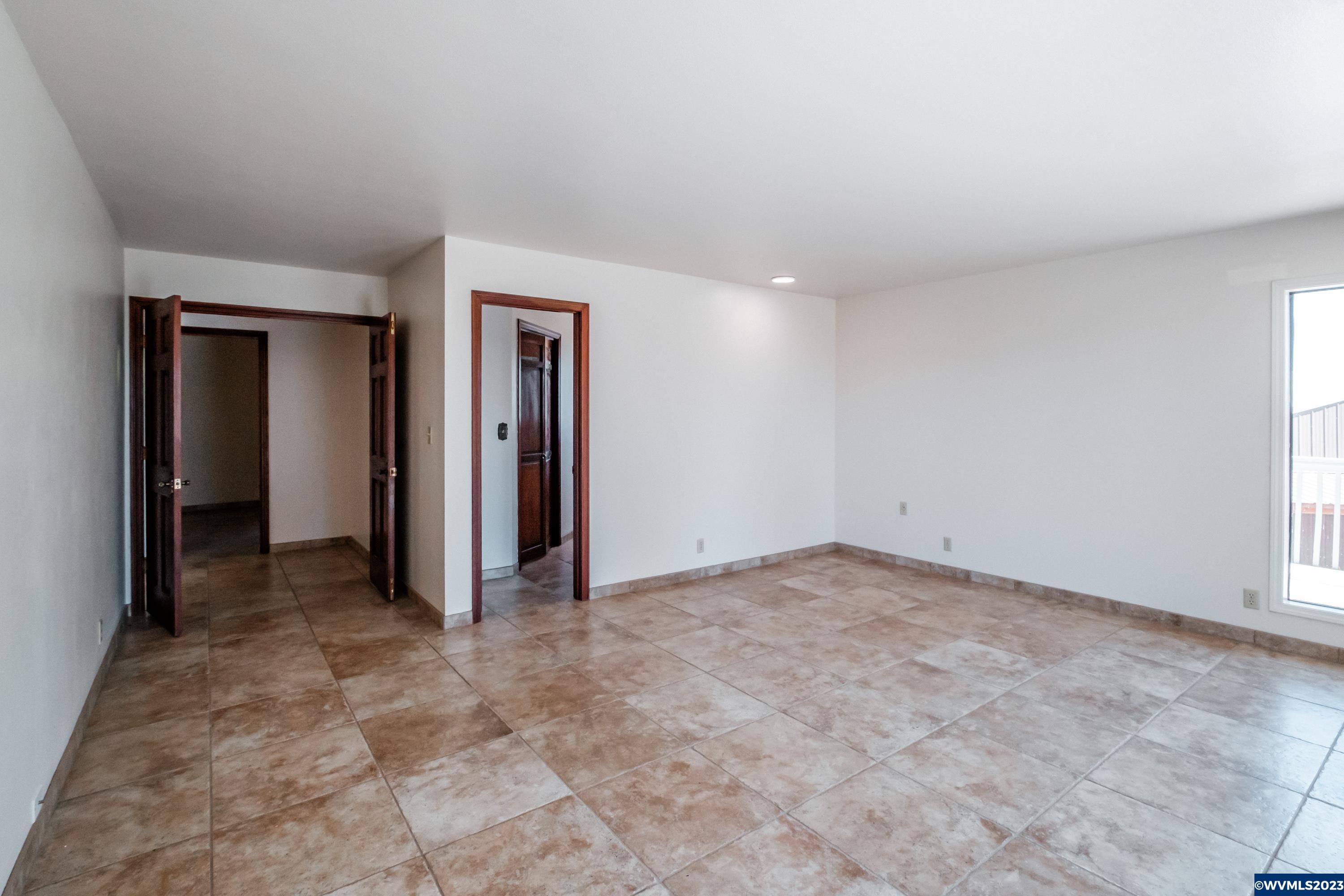 8588 Skyline Road South Salem, OR 97306 - Photo 27 of 42 an empty room with closet and a bathroom