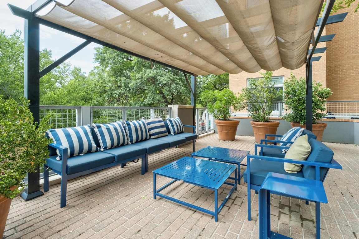 54 Rainey Street, Unit 1018 Austin, TX 78701 - Photo 19 of 33 a outdoor living space with furniture and garden view