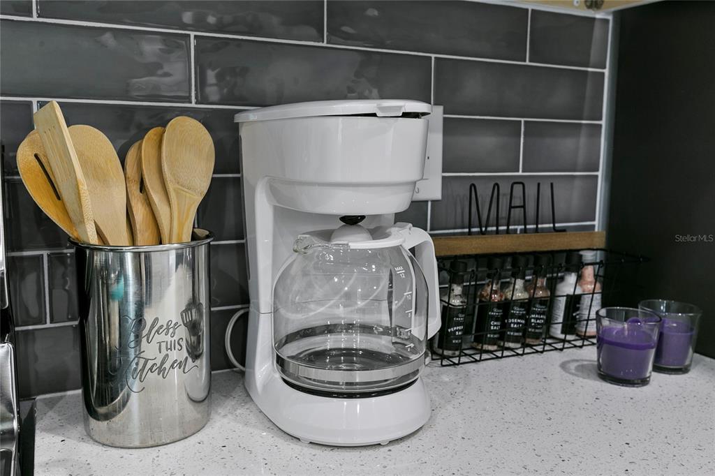 189 Statler Street Port Charlotte, FL 33954 - Photo 10 of 32 a close view of light fixtures