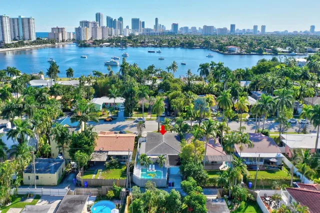 $9,000 | 825 Harrison Street, Hollywood, FL 33019