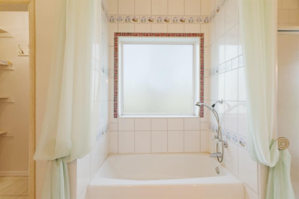 6559 Fm 2068 Commerce, TX 75428 - Photo 32 of 40 a bathroom with a bathtub