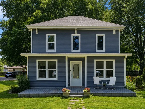 $269,900 | 412 North 3rd Street, St. Joseph, IL 61873