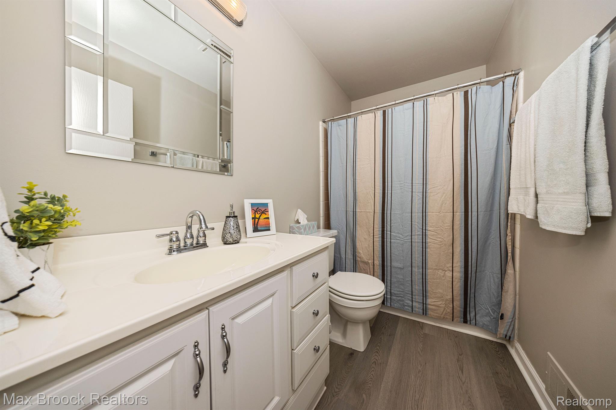 17525 Rudgate Street Southgate, MI 48195 - Photo 20 of 38 Bathroom