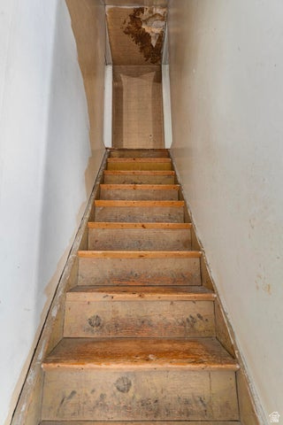482 West 100 N Street Beaver, UT 84713 - Photo 23 of 41 View of stairs