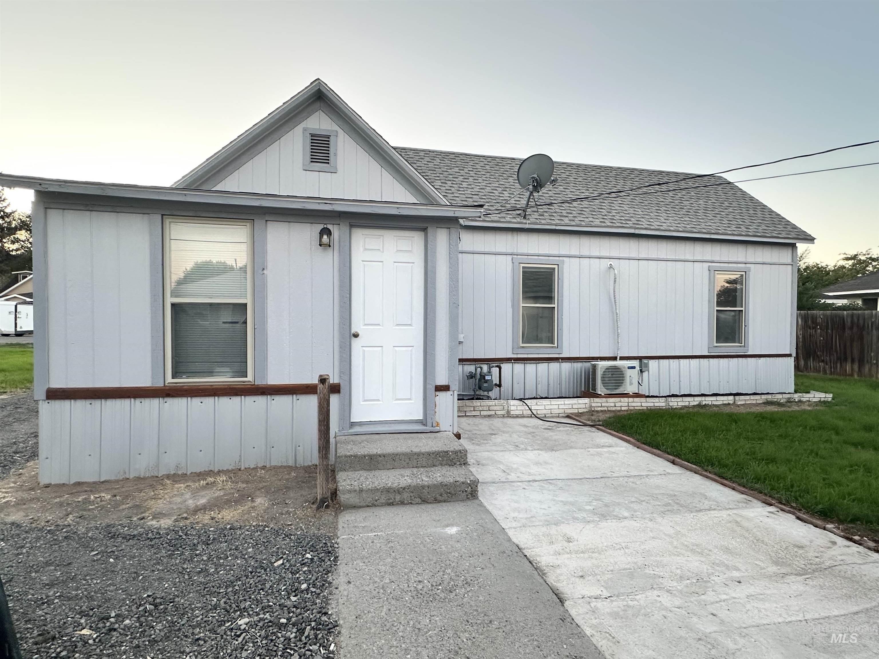 225 Oregon Street Gooding, ID 83330 - Photo 3 of 33