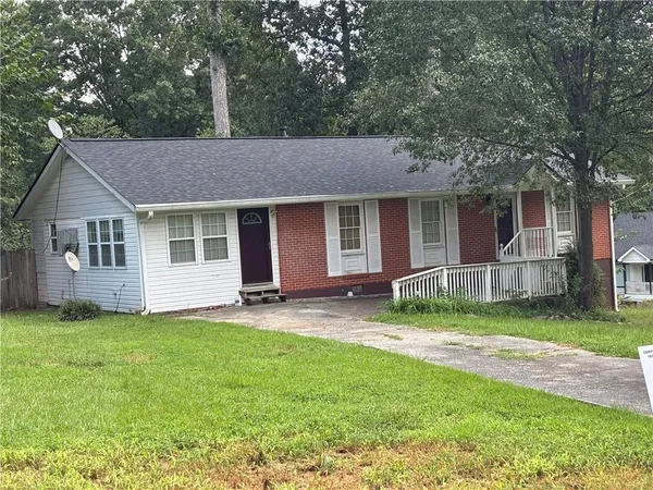 a view of a house with a yard