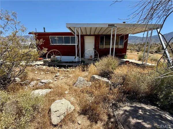 a view of a house with backyard