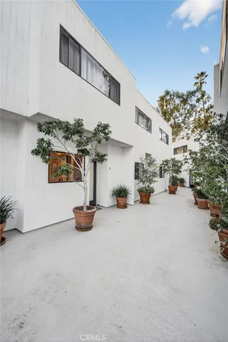 $1,050,000 | 2500 Abbot Kinney Boulevard, Unit 9, Venice, CA 90291
