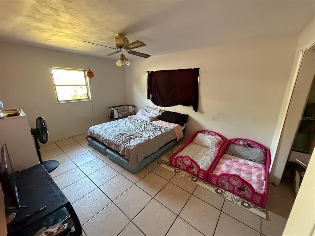 460 West Pierce Street Lake Alfred, FL 33850 - Photo 22 of 41 a living room with furniture and a flat screen tv