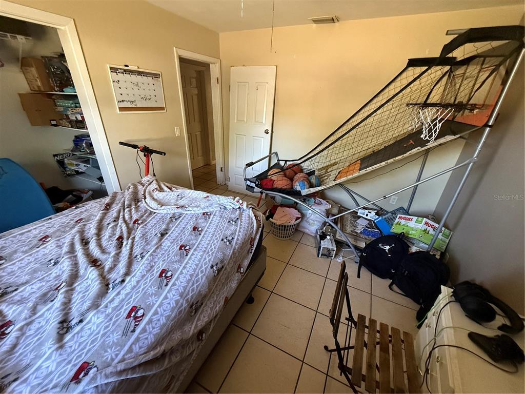 460 West Pierce Street Lake Alfred, FL 33850 - Photo 25 of 41 a bed sitting in a bedroom next to a window