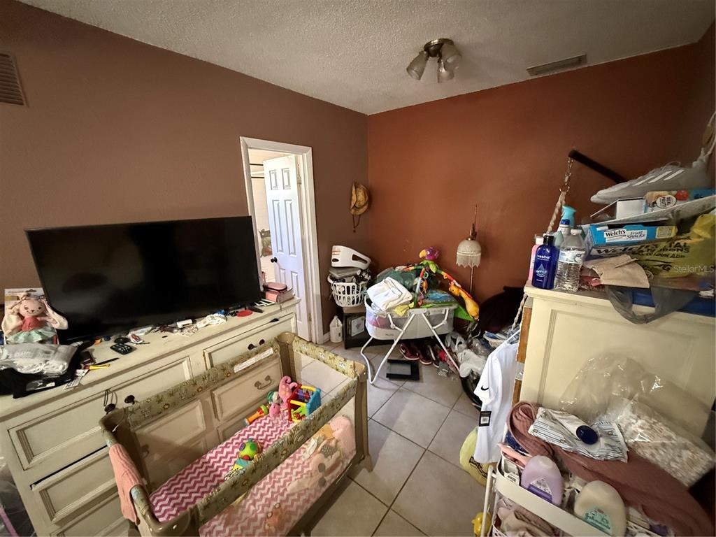 460 West Pierce Street Lake Alfred, FL 33850 - Photo 28 of 41 a living room with furniture and a flat screen tv