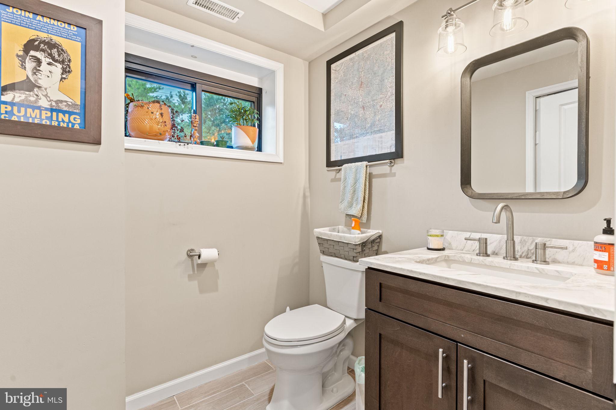 205 East Glenn Road Hershey, PA 17033 - Photo 33 of 52 a bathroom with a toilet a sink and mirror