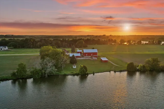 $1,249,900 | N4554 Lakeview Road, Hustisford, WI 53034