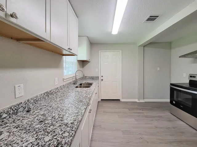 $1,725 | 2810 Forest Oaks Drive, Houston, TX 77017