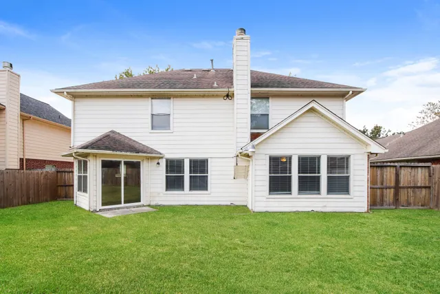 a view of a house with a backyard