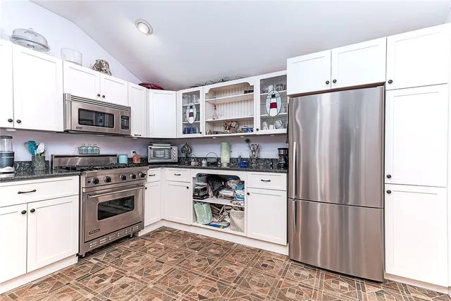 $725,000 | 132 Highland Avenue, Portsmouth, RI 02871