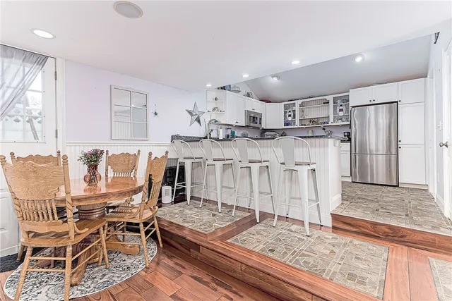 $725,000 | 132 Highland Avenue, Portsmouth, RI 02871