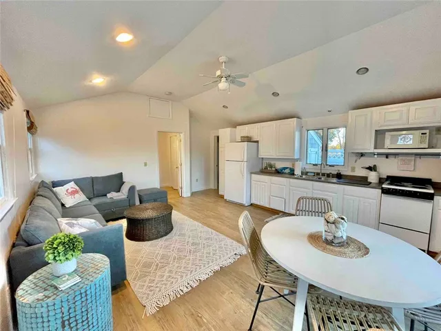 $725,000 | 132 Highland Avenue, Portsmouth, RI 02871