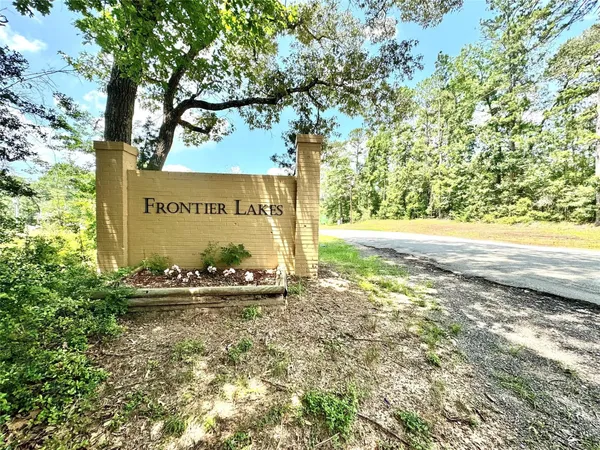 a sign that is sitting on the side of a road