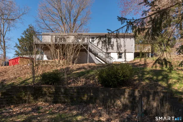 a view of a backyard