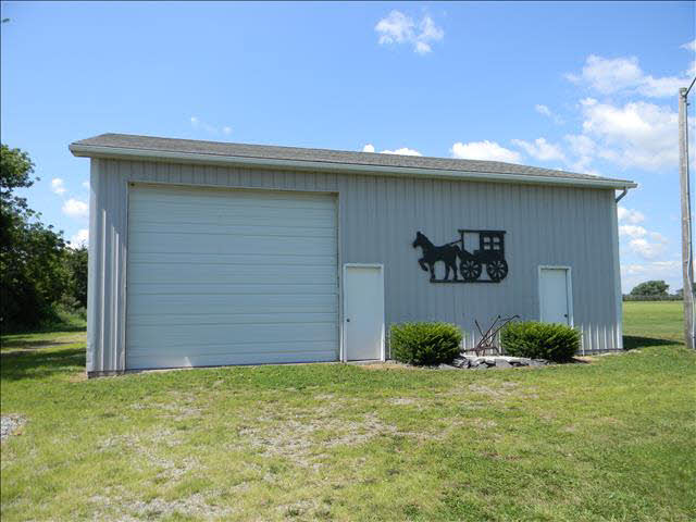 8455 Chinavare Road Newport, MI 48166 - Photo 7 of 12 20367869-6.JPG