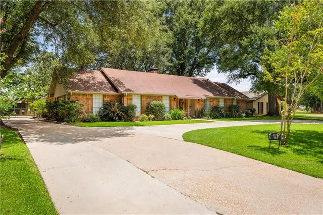 $299,000 | 400 Parkway Drive, Natchitoches, LA 71457