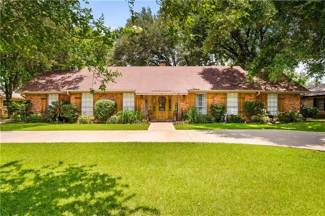 $299,000 | 400 Parkway Drive, Natchitoches, LA 71457