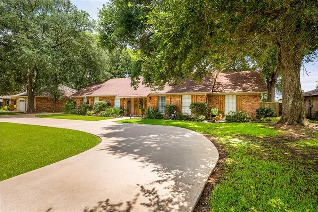 $299,000 | 400 Parkway Drive, Natchitoches, LA 71457