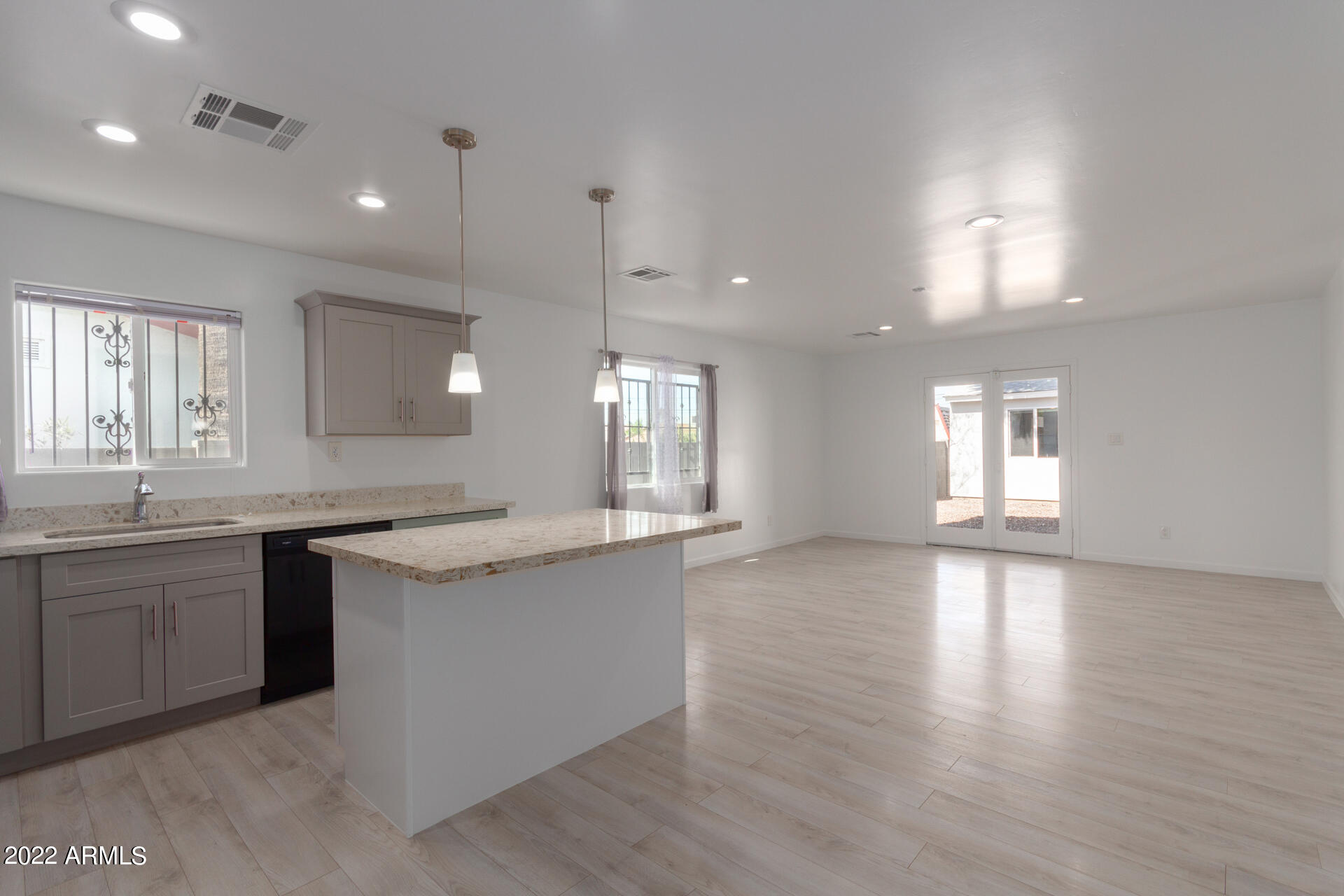 3144 East Chipman Road Phoenix, AZ 85040 - Photo 4 of 44 04 - Chipman