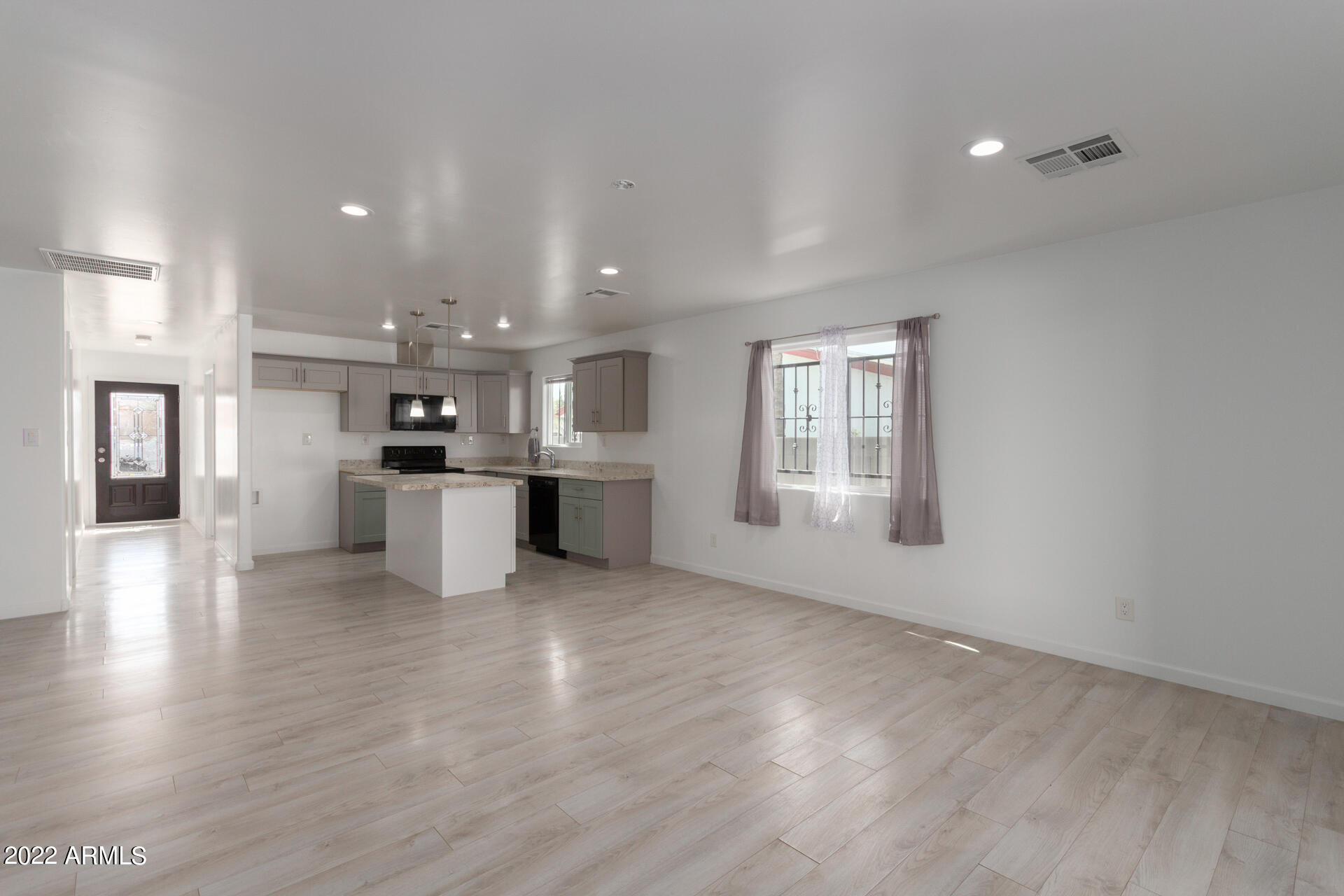3144 East Chipman Road Phoenix, AZ 85040 - Photo 5 of 44 05 - Chipman