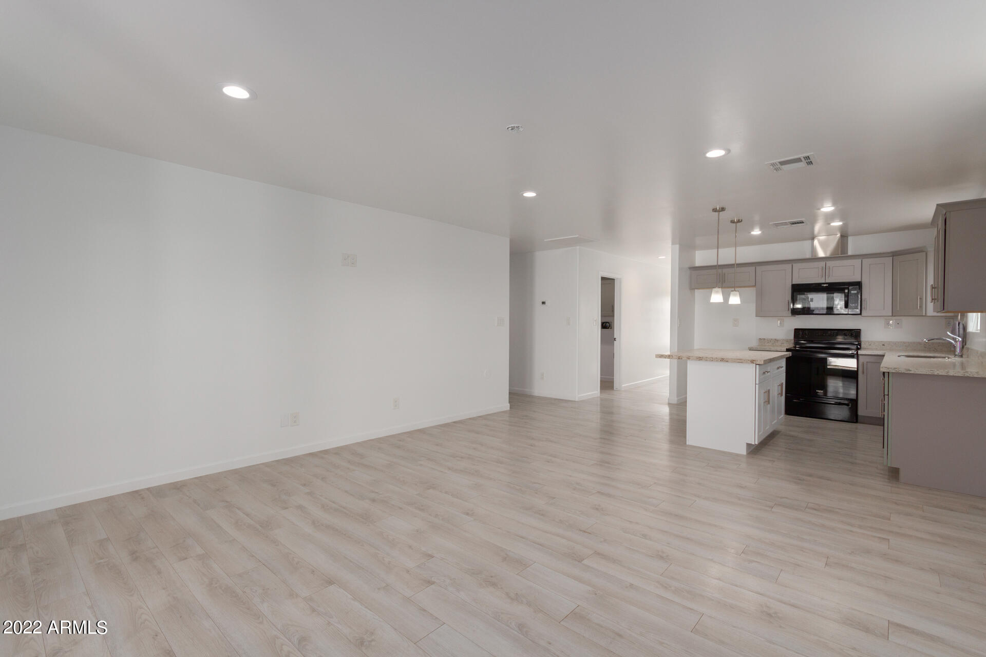 3144 East Chipman Road Phoenix, AZ 85040 - Photo 6 of 44 06 - Chipman