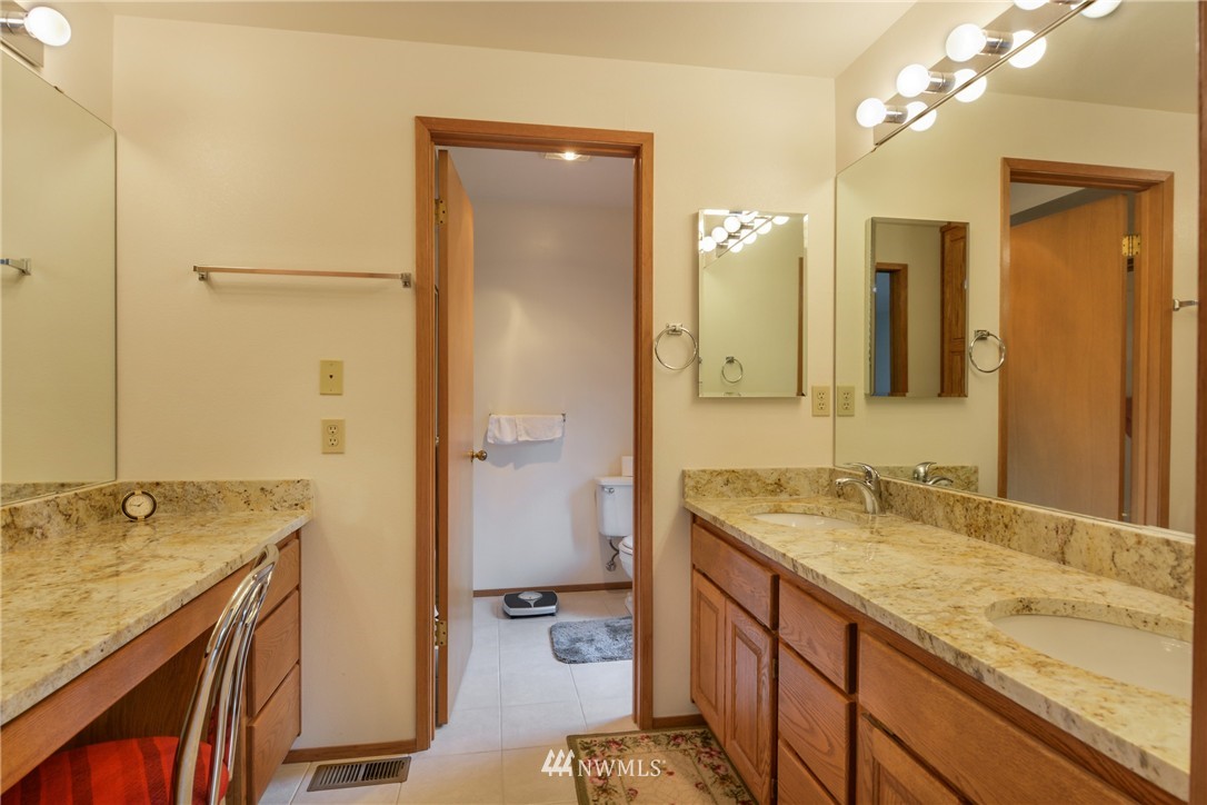 22238 Peter Grubb Road Southeast Renton, WA 98058 - Photo 11 of 21 Gallery Image 11