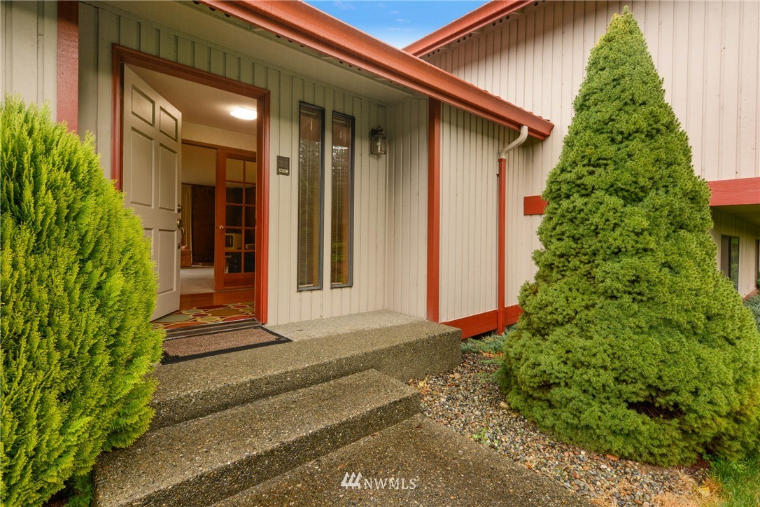 22238 Peter Grubb Road Southeast Renton, WA 98058 - Photo 4 of 21 Gallery Image 4